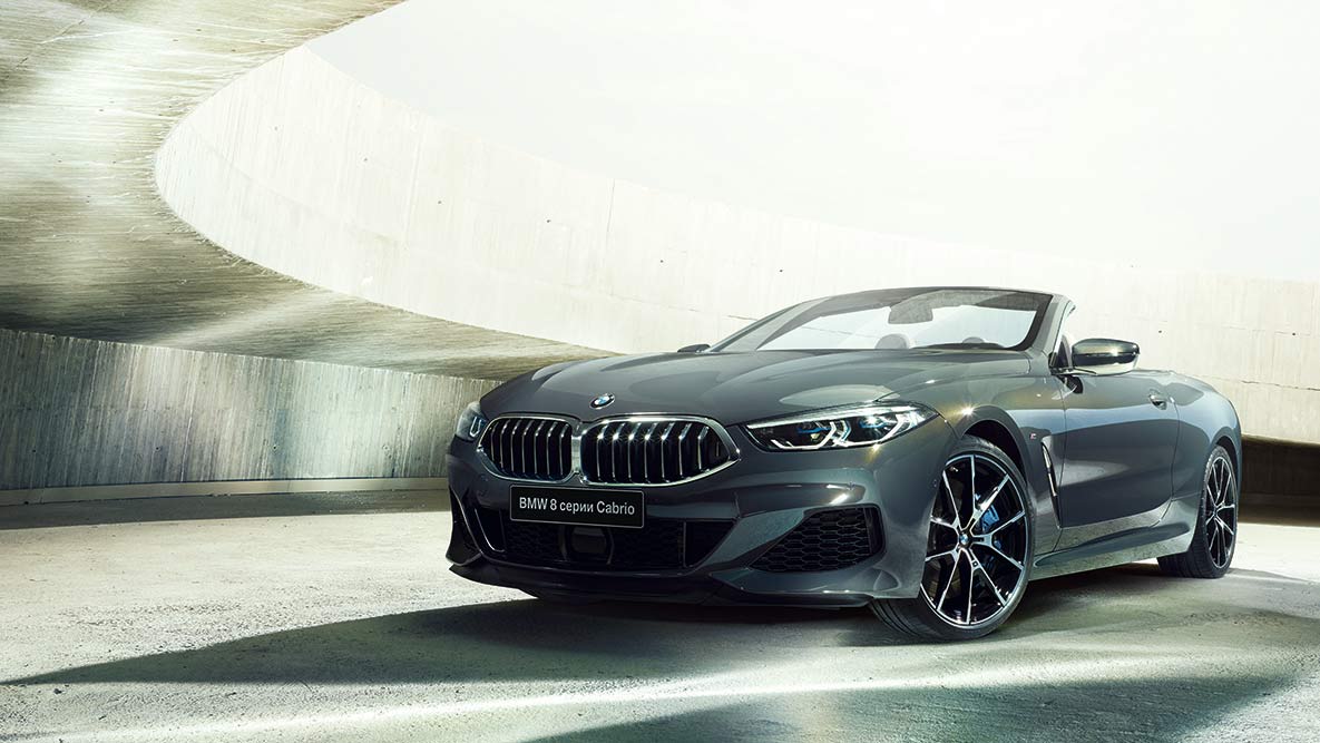 BMW M850i xDrive, металлик Серый Дравит, вид спереди справа с поворотом в три четверти. BMW M850i xDrive, металлик Серый Дравит, вид спереди справа с поворотом в три четверти.